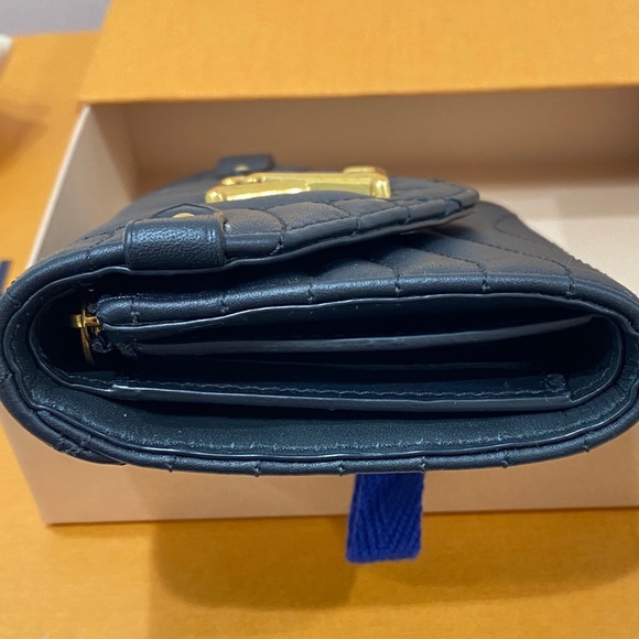 LOUIS VUITTON
Black Leather New Wave Compact Wallet - Picture 5 of 14